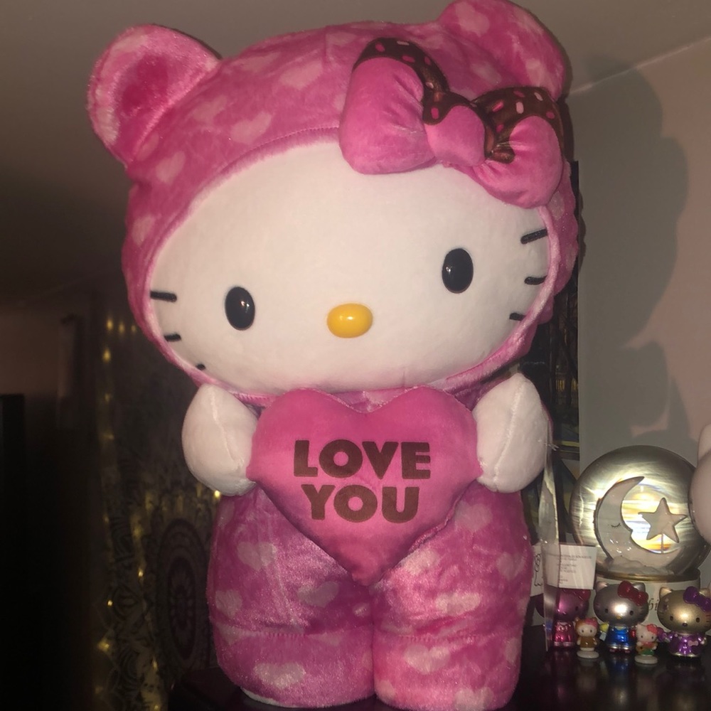 Hello Kitty Valentine’s Day Greeter! 💗💗